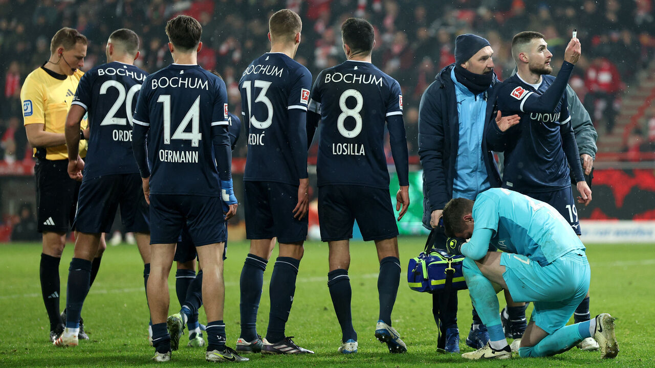 BERLIN, GERMANY - DECEMBER 14: Patrick Drewes of VfL Bochum receives medical treatment during the Bundesliga match between 1. FC Union Berlin and VfL Bochum 1848 at Stadion An der Alten Foersterei on December 14, 2024 in Berlin, Germany.