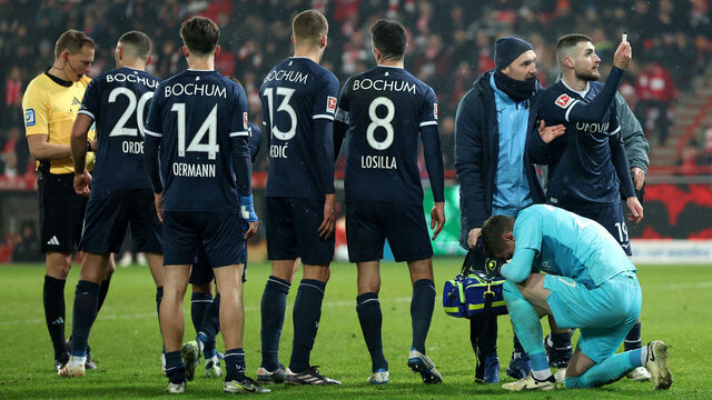 BERLIN, GERMANY - DECEMBER 14: Patrick Drewes of VfL Bochum receives medical treatment during the Bundesliga match between 1. FC Union Berlin and VfL Bochum 1848 at Stadion An der Alten Foersterei on December 14, 2024 in Berlin, Germany.