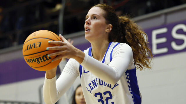 NASHVILLE, TENNESSEE - NOVEMBER 26: Amelia Hassett #32 of the Kentucky Wildcats shoots the ball during the second half between the Kentucky Wildcats and the Arizona State Sun Devils on November 26, 2024 in Nashville, Tennessee.