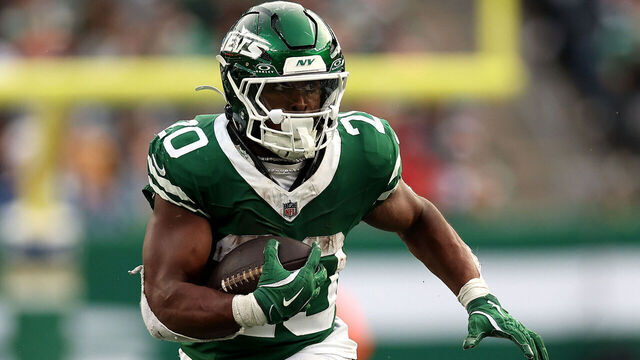EAST RUTHERFORD, NEW JERSEY - NOVEMBER 17: Breece Hall #20 of the New York Jets in action against the Indianapolis Colts at MetLife Stadium on November 17, 2024 in East Rutherford, New Jersey.
