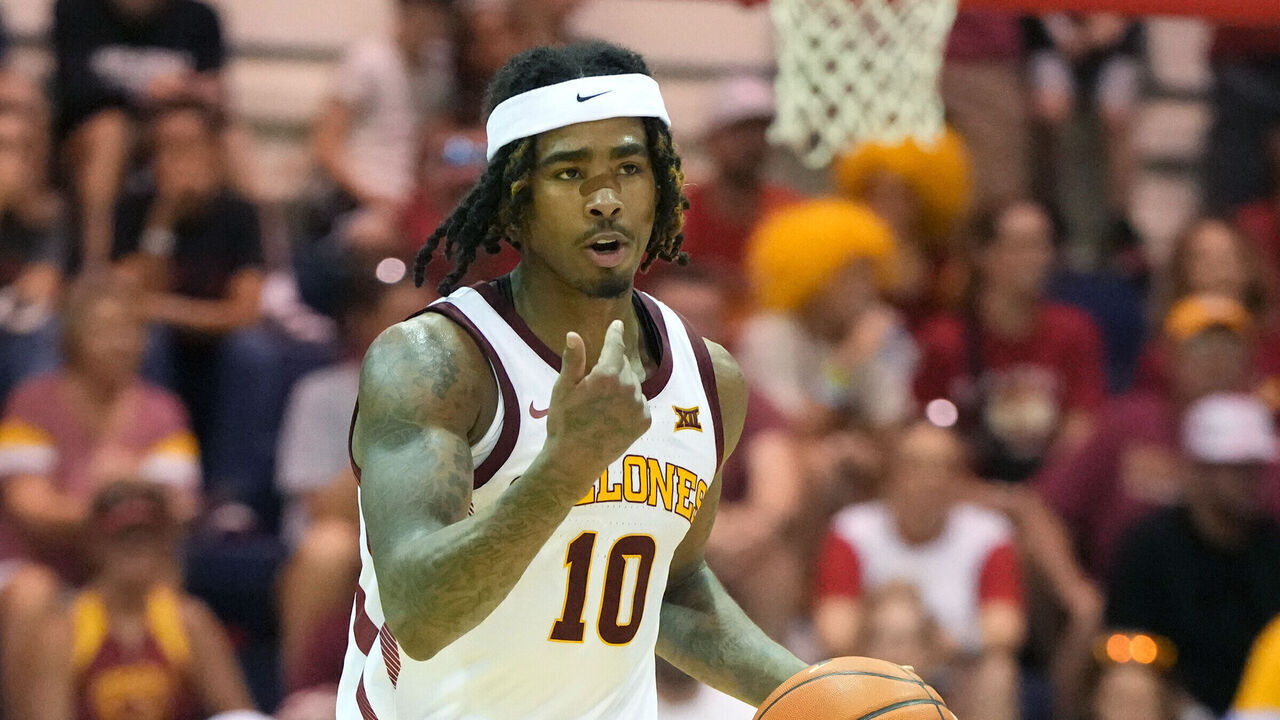LAHAINA, HI - NOVEMBER 27: Keshon Gilbert #10 of the Iowa State Cyclones dribbles up court during the Maui Invitational college basketball game against the Colorado Buffaloes at The Lahaina Civic Center on November 27, 2024 in Lahaina, Hawaii.