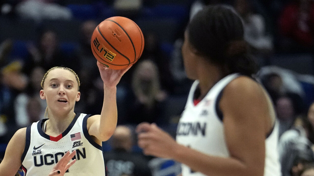 HARTFORD, CONNECTICUT - DECEMBER 15: Paige Bueckers #5 of the Connecticut Huskies looks for the long outlet pass to Sarah Strong #21 of the Connecticut Huskies during the second half of an NCAA women's basketball game against the Georgetown Hoyas at the XL Center on December 15, 2024 in Hartford, Connecticut. The Huskies defeated the Hoyas 79-44.
