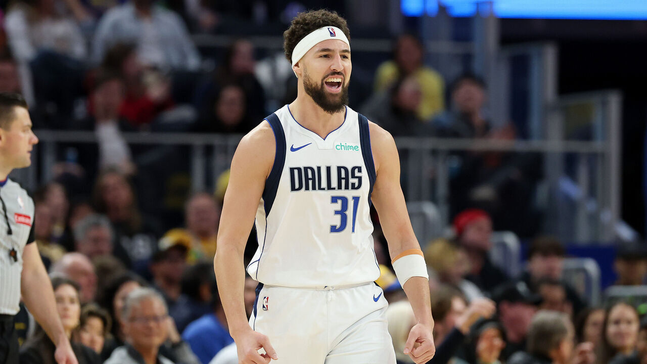 SAN FRANCISCO, CALIFORNIA - DECEMBER 15: Klay Thompson #31 of the Dallas Mavericks reacts after making a basket against the Golden State Warriors in the second half at Chase Center on December 15, 2024 in San Francisco, California. NOTE TO USER: User expressly acknowledges and agrees that, by downloading and/or using this photograph, user is consenting to the terms and conditions of the Getty Images License Agreement.