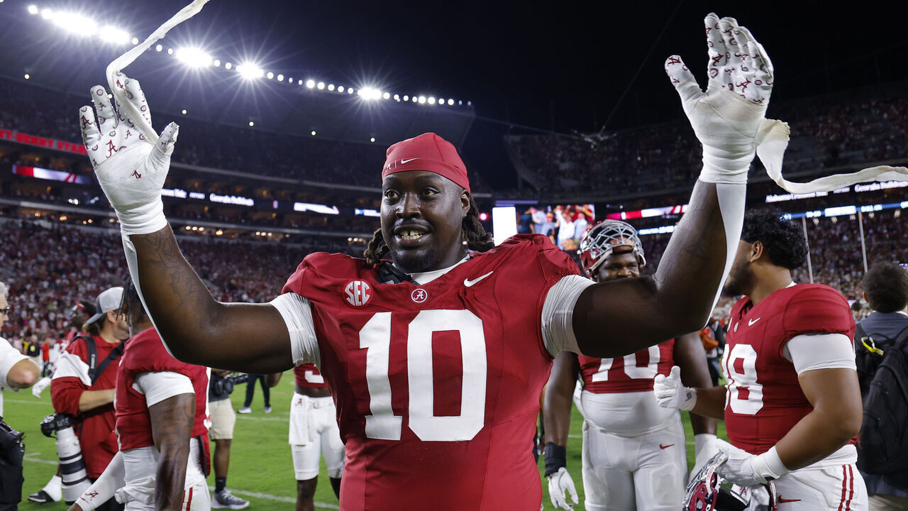 TUSCALOOSA, ALABAMA - SEPTEMBER 28: Jehiem Oatis #10 of the Alabama Crimson Tide celebrates after his team's victory against the Georgia Bulldogs at Bryant-Denny Stadium on September 28, 2024 in Tuscaloosa, Alabama.