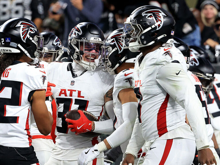Falcons stay in NFC South race after narrow win over Raiders | theScore.com