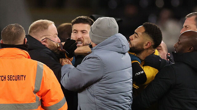 WOLVERHAMPTON, ENGLAND - DECEMBER 14: Matheus Cunha of Wolverhampton Wanderers grabs the face and pulls the glasses off an Ipswich Town staff member after the Premier League match between Wolverhampton Wanderers FC and Ipswich Town FC at Molineux on December 14, 2024 in Wolverhampton, England.