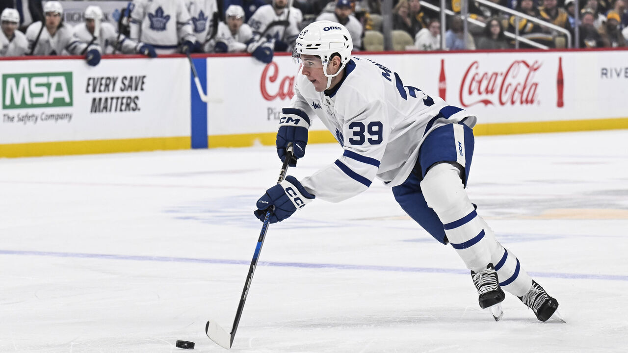 PITTSBURGH, PA - DECEMBER 07: Toronto Maple Leafs center Fraser Minten (39) skates with the puck during the first period in the NHL game between the Pittsburgh Penguins and the Toronto Maple Leafs on December 7, 2024, at PPG Paints Arena in Pittsburgh, PA.