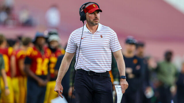 LOS ANGELES, CA - NOVEMBER 04: USC Trojans defensive coordinator Alex Grinch during a college football game between the Washington Huskies against the USC Trojans on November 04, 2023, at the Los Angeles Memorial Coliseum in Los Angeles, CA
