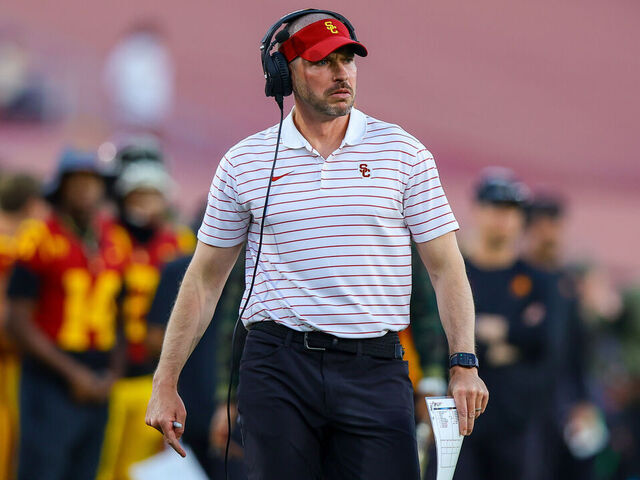 LOS ANGELES, CA - NOVEMBER 04: USC Trojans defensive coordinator Alex Grinch during a college football game between the Washington Huskies against the USC Trojans on November 04, 2023, at the Los Angeles Memorial Coliseum in Los Angeles, CA