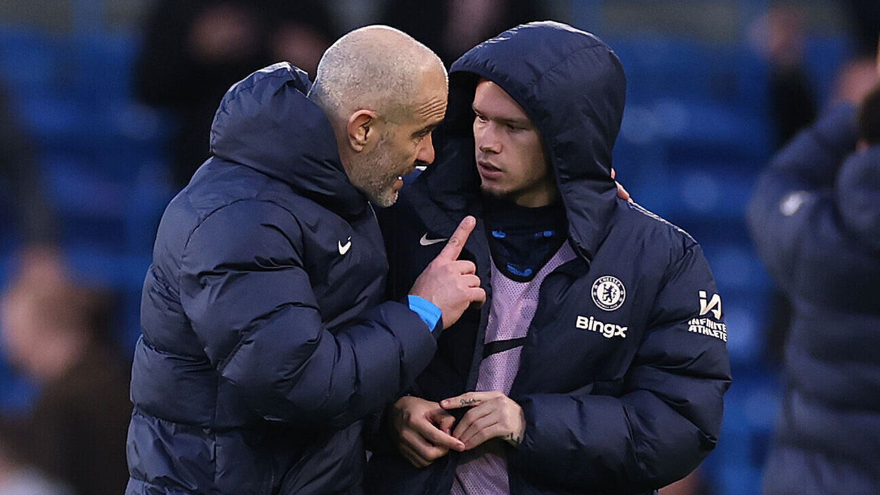 LONDON, ENGLAND - DECEMBER 01: Enzo Maresca, Manager of Chelsea speaks to Mykhailo Mudryk of Chelsea following during the Premier League match between Chelsea FC and Aston Villa FC at Stamford Bridge on December 01, 2024 in London, England.