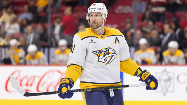 OTTAWA, ON - DECEMBER 07: Nashville Predators Center Steven Stamkos (91) before a face-off during third period National Hockey League action between the Nashville Predators and Ottawa Senators on December 7, 2024, at Canadian Tire Centre in Ottawa, ON, Canada.