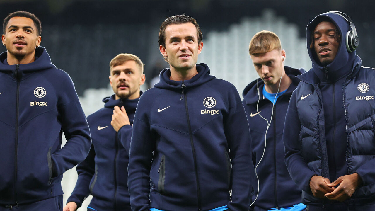 NEWCASTLE UPON TYNE, ENGLAND - OCTOBER 30: Levi Colwill, Ben Chilwell and Noni Madueke of Chelsea interact during a pitch inspection prior to the Carabao Cup Fourth Round match between Newcastle United and Chelsea at St James' Park on October 30, 2024 in Newcastle upon Tyne, England.