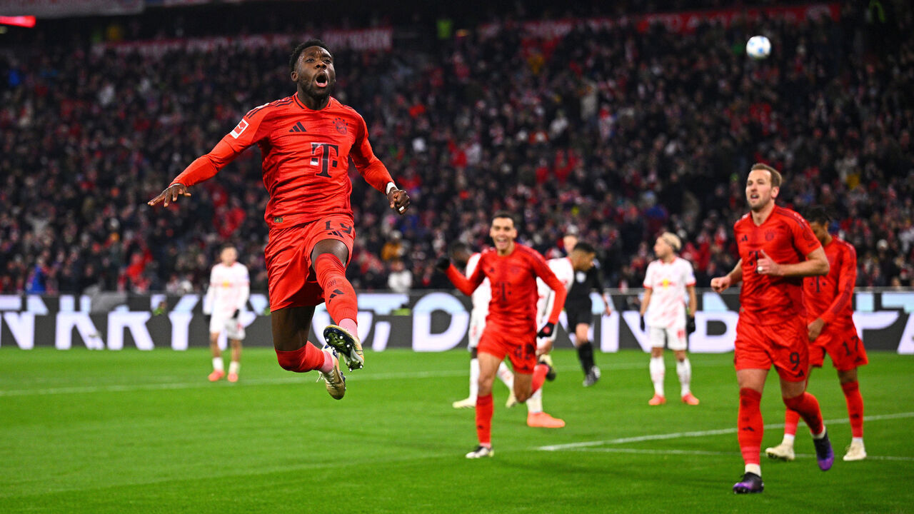 20 December 2024, Bavaria, Munich: Soccer: Bundesliga, Bayern Munich - RB Leipzig, Matchday 15, Allianz Arena. Munich's Alphonso Davies (l) celebrates his goal to make it 5:1. IMPORTANT NOTE: In accordance with the regulations of the DFL German Football League and the DFB German Football Association, it is prohibited to use or have used photographs taken in the stadium and/or of the match in the form of sequential images and/or video-like photo series. Photo: Tom Weller/dpa