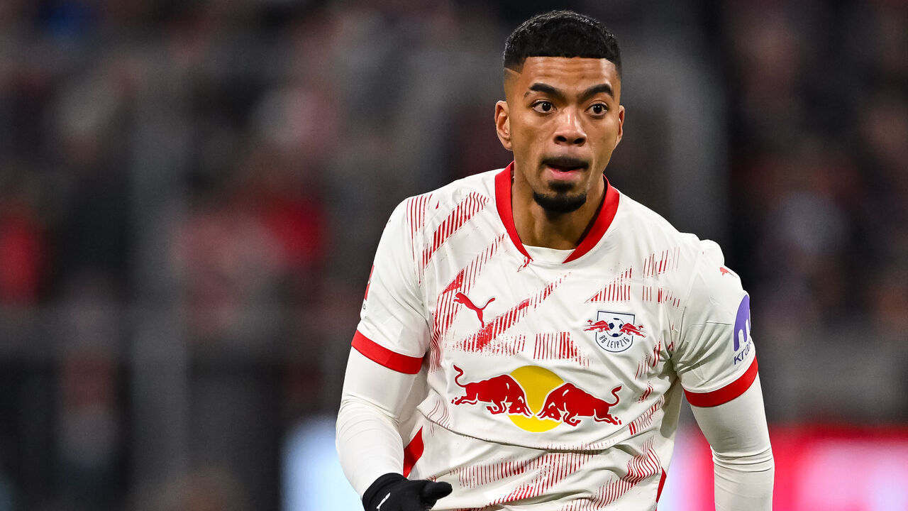 MUNICH, GERMANY - DECEMBER 20: Benjamin Henrichs of Leipzig in action during the Bundesliga match between FC Bayern München and RB Leipzig at Allianz Arena on December 20, 2024 in Munich, Germany.