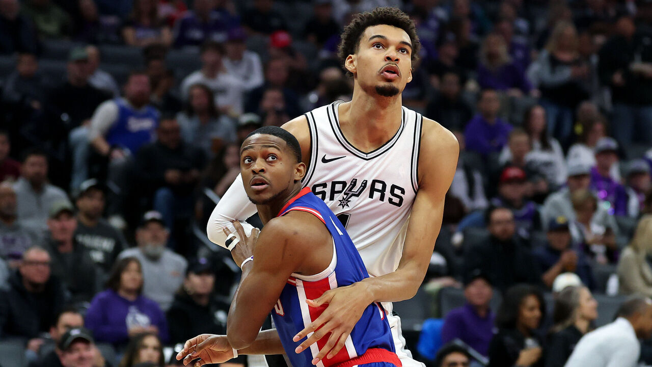 SACRAMENTO, CALIFORNIA - DECEMBER 01: Victor Wembanyama #1 of the San Antonio Spurs and De'Aaron Fox #5 of the Sacramento Kings go for a rebound in the first half at Golden 1 Center on December 01, 2024 in Sacramento, California. NOTE TO USER: User expressly acknowledges and agrees that, by downloading and/or using this photograph, user is consenting to the terms and conditions of the Getty Images License Agreement.