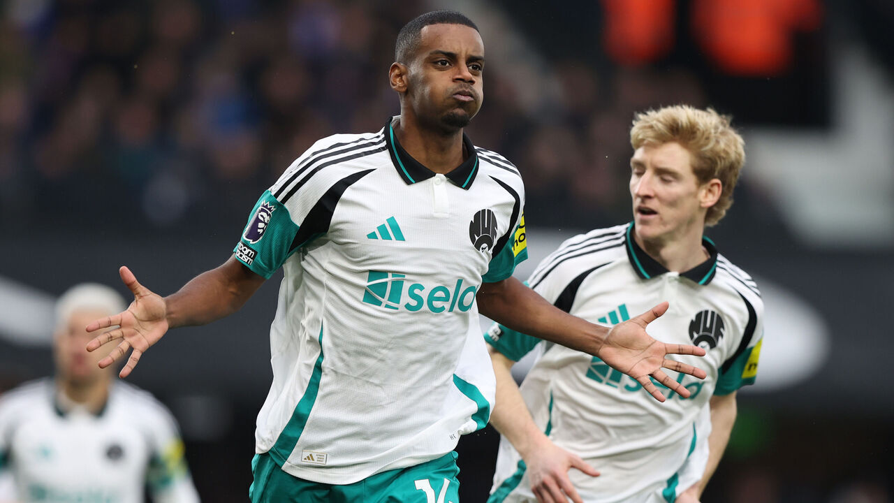 IPSWICH, ENGLAND - DECEMBER 21: Alexander Isak of Newcastle United celebrates after scoring the first of his three goals during the Premier League match between Ipswich Town FC and Newcastle United FC at Portman Road on December 21, 2024 in Ipswich, England.