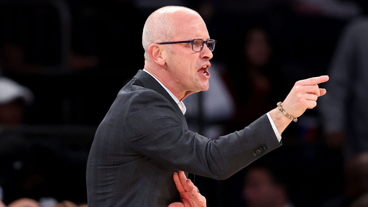 NEW YORK, NEW YORK - DECEMBER 14: ead coach Dan Hurley of the Connecticut Huskies reacts against the Gonzaga Bulldogs at Madison Square Garden on December 14, 2024 in New York City.