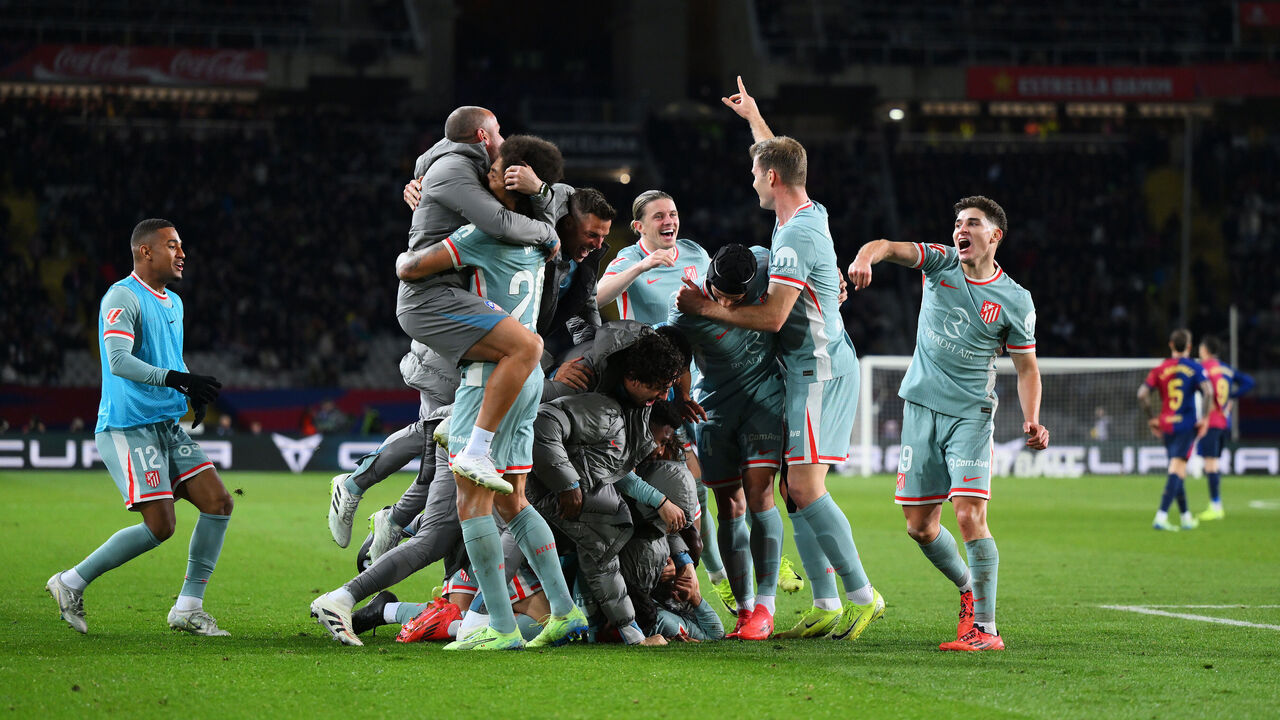 Hráči Atlética slaví vyrovnávací branku v závěru zápasu s Barcelonou (David Ramos / Getty Images)