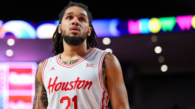 INDIANAPOLIS, IN - DECEMBER 07: Houston Cougars guard Emanuel Sharp (21) looks up at the scoreboard during the men's college basketball game between the Butler Bulldogs and Houston Cougars on December 7, 2024, at Fertitta Center in Houston, TX.