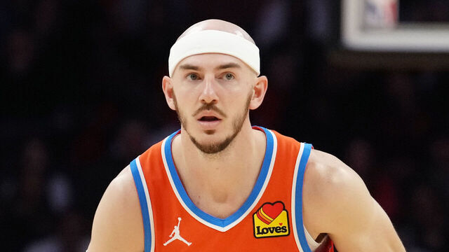 MIAMI, FL - DECEMBER 20: Alex Caruso #9 of the Oklahoma City Thunder looks to pass the ball during the game against the Miami Heat on December 20, 2024 at Kaseya Center in Miami, Florida. Mandatory Copyright Notice: Copyright 2024 NBAE