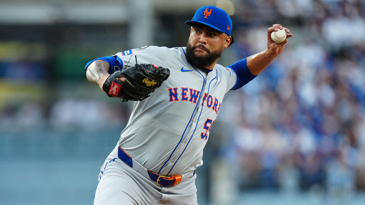 LOS ANGELES, CA - OCTOBER 20: Sean Manaea #59 of the New York Mets pitches during Game 6 of the NLCS presented by loanDepot between the New York Mets and the Los Angeles Dodgers at Dodger Stadium on Sunday, October 20, 2024 in Los Angeles, California.