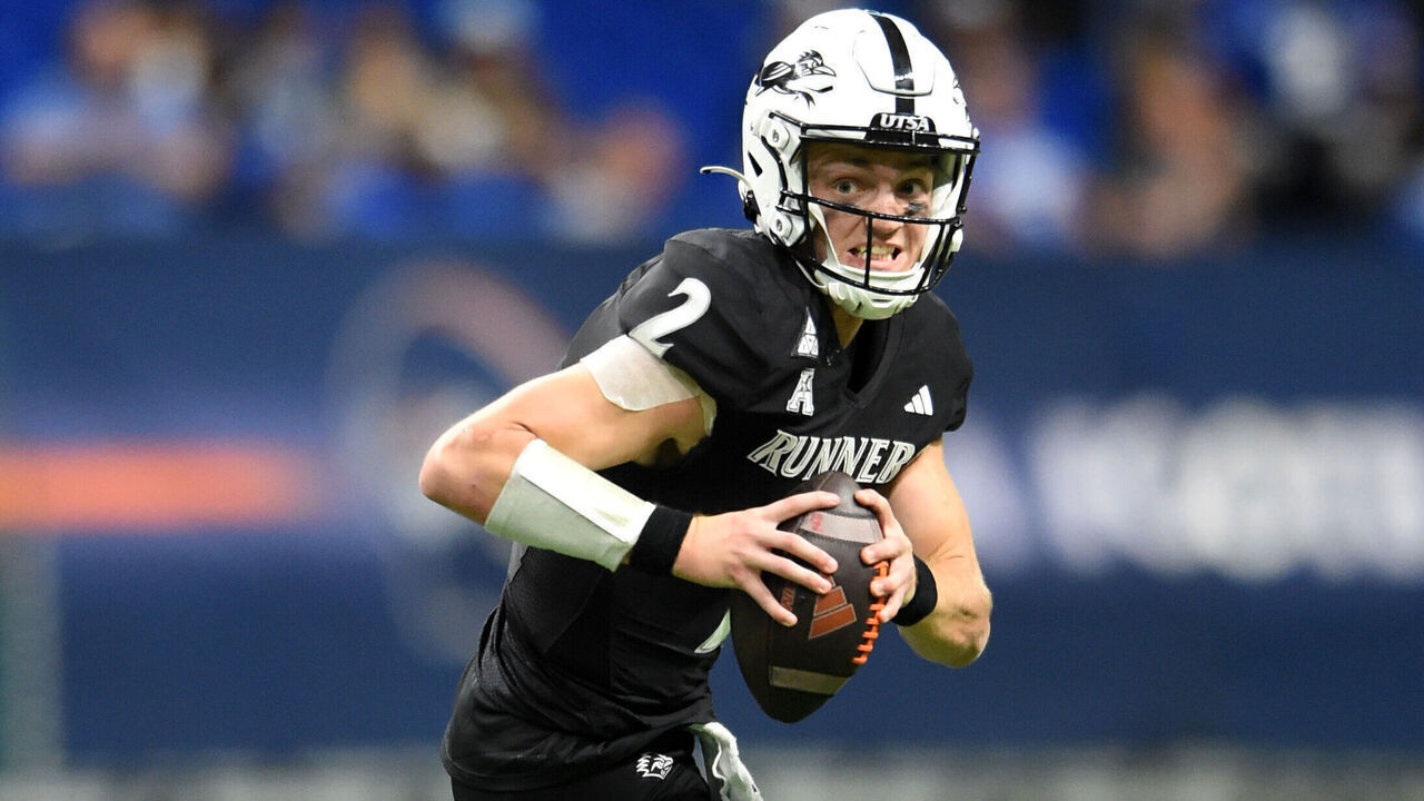 SAN ANTONIO, TX - NOVEMBER 02: UTSA Roadrunners QB Owen McCown runs for yardage during game between the Memphis Tigers and the UTSA Roadrunners on November 2, 2024 at the Alamodome in San Antonio, TX.
