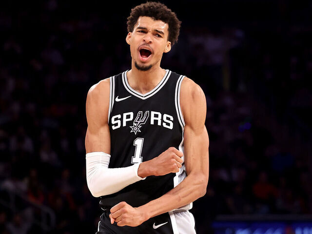 Wemby scores 42 in a memorable Christmas debut but Spurs fall short | theScore.com