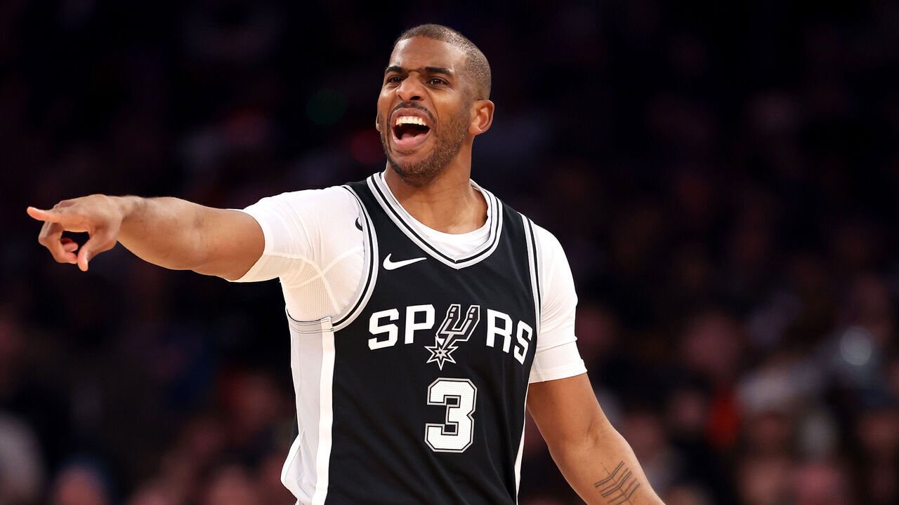 NEW YORK, NEW YORK - DECEMBER 25: Chris Paul #3 of the San Antonio Spurs dribbles the ball against the New York Knicks during the first quarter at Madison Square Garden on December 25, 2024 in New York City.