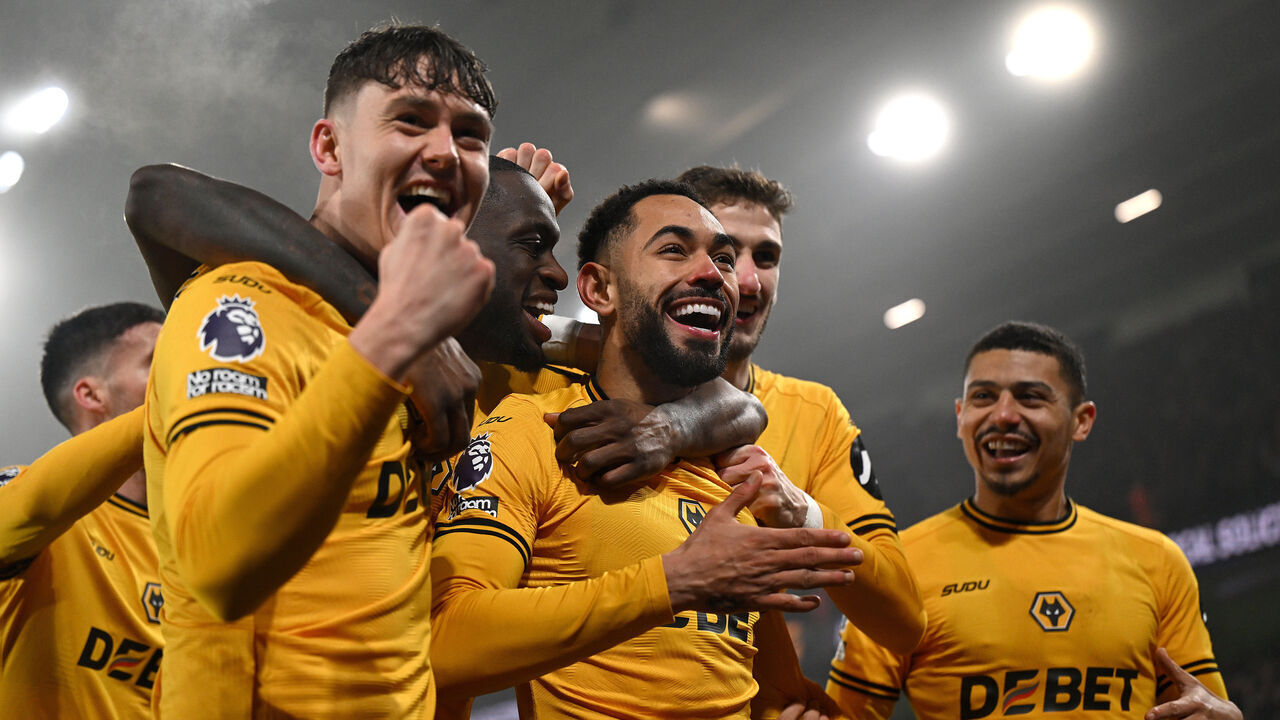 WOLVERHAMPTON, ENGLAND - DECEMBER 26: Matheus Cunha of Wolverhampton Wanderers celebrates scoring his team's first goal with teammates during the Premier League match between Wolverhampton Wanderers FC and Manchester United FC at Molineux on December 26, 2024 in Wolverhampton, England.