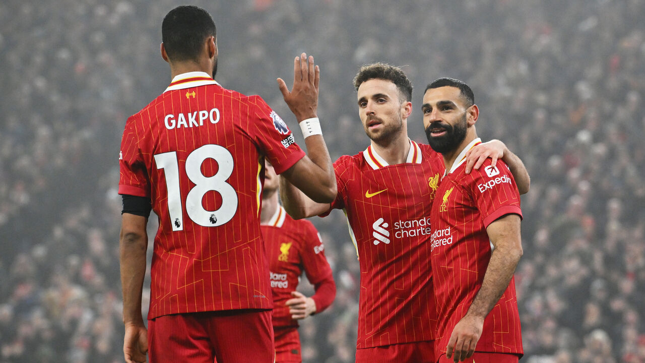 LIVERPOOL, ENGLAND - DECEMBER 26: (THE SUN OUT, THE SUN ON SUNDAY OUT) Mohamed Salah of Liverpool (R) celebrates scoring his team's third goal with teammates during the Premier League match between Liverpool FC and Leicester City FC at Anfield on December 26, 2024 in Liverpool, England.