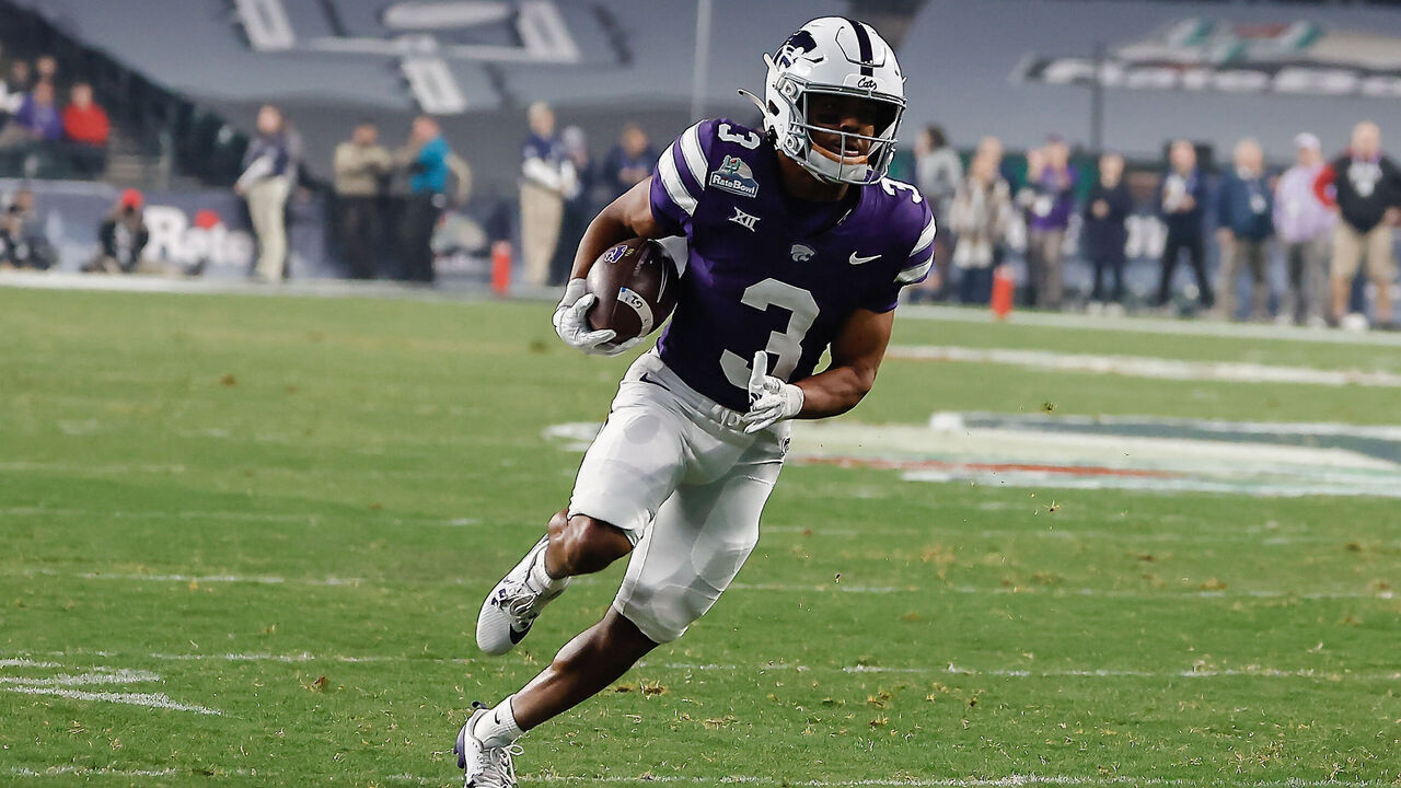 PHOENIX, AZ - DECEMBER 26: Kansas State Wildcats running back Dylan Edwards (3) runs the ball during the Rate Bowl college football game between the Rutgers Scarlet Knights and the Kansas State Wildcats on December 26, 2024 at Chase Field in Phoenix, Arizona.