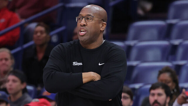NEW ORLEANS, LOUISIANA - DECEMBER 12: Head coach Mike Brown of the Sacramento Kings reacts against the New Orleans Pelicans during a game at the Smoothie King Center on December 12, 2024 in New Orleans, Louisiana.