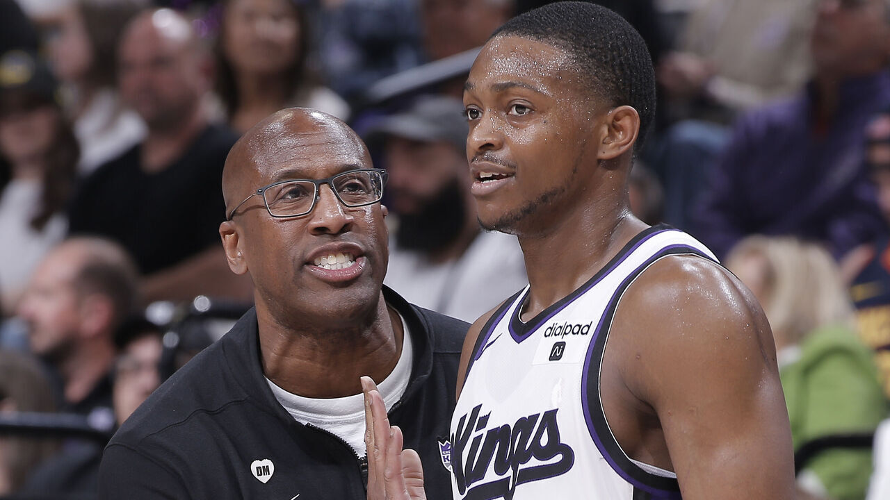 SACRAMENTO, CA - APRIL 16: Head Coach Mike Brown of the Sacramento Kings coaches De'Aaron Fox #5 and Keon Ellis #23 during the game against the Golden State Warriors during the 2024 Play-In Tournament on April 16, 2024 at Golden 1 Center in Sacramento, California. NOTE TO USER: User expressly acknowledges and agrees that, by downloading and or using this photograph, User is consenting to the terms and conditions of the Getty Images Agreement. Mandatory Copyright Notice: Copyright 2024 NBAE