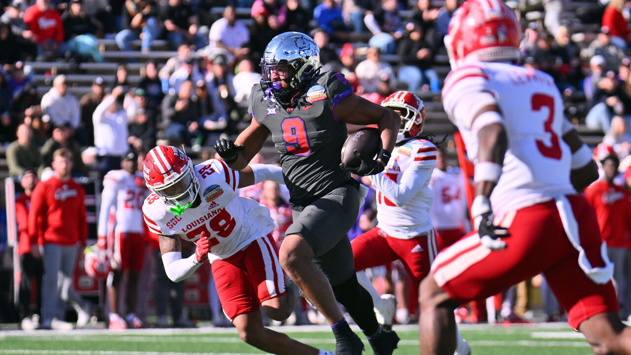 ALBUQUERQUE, NEW MEXICO - DECEMBER 28: Tight end Drake Dabney #9 of the TCU Horned Frogs runs for yardage against safety Kody Jackson #28 of the Louisiana Ragin' Cajuns during the first half of the Isleta New Mexico Bowl at University Stadium on December 28, 2024 in Albuquerque, New Mexico.