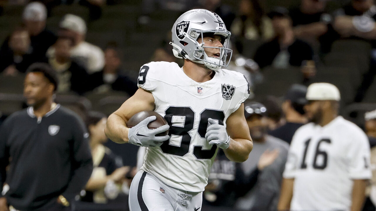 NEW ORLEANS, LOUISIANA - DECEMBER 29: Brock Bowers #89 of the Las Vegas Raiders warms up before a game against the New Orleans Saints at the Caesars Superdome on December 29, 2024 in New Orleans, Louisiana.