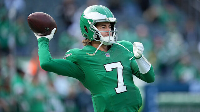 PHILADELPHIA, PENNSYLVANIA - DECEMBER 29: Kenny Pickett #7 of the Philadelphia Eagles warms up before the game against the Dallas Cowboys at Lincoln Financial Field on December 29, 2024 in Philadelphia, Pennsylvania.