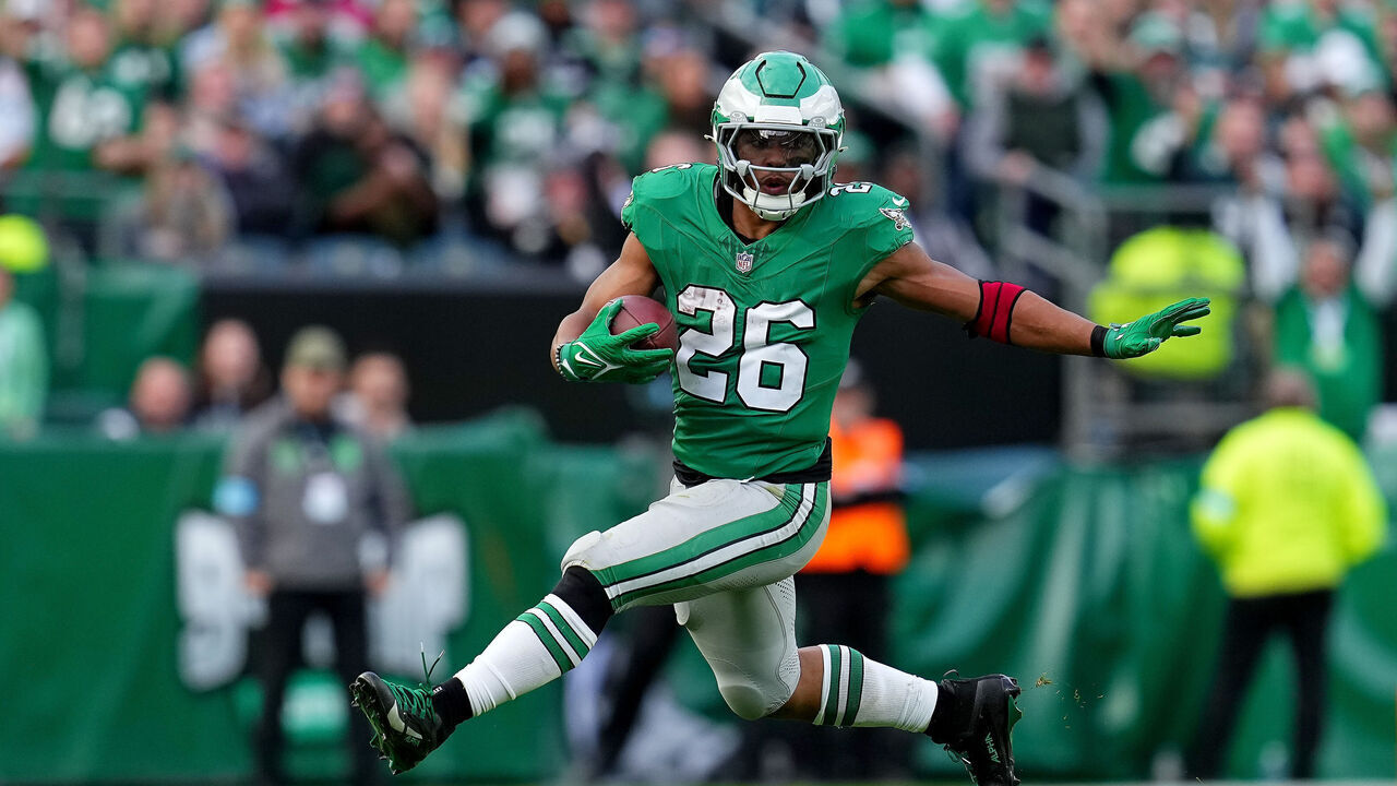 PHILADELPHIA, PENNSYLVANIA - DECEMBER 29: Saquon Barkley #26 of the Philadelphia Eagles runs the ball against the Dallas Cowboys during the third quarter at Lincoln Financial Field on December 29, 2024 in Philadelphia, Pennsylvania.