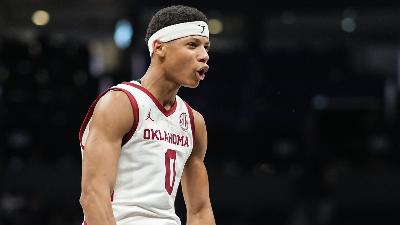 CHARLOTTE, NORTH CAROLINA - DECEMBER 18: Jeremiah Fears #0 of the Oklahoma Sooners reacts in the second half of his game against the Michigan Wolverines during the Jumpman Invitational at Spectrum Center on December 18, 2024 in Charlotte, North Carolina.
