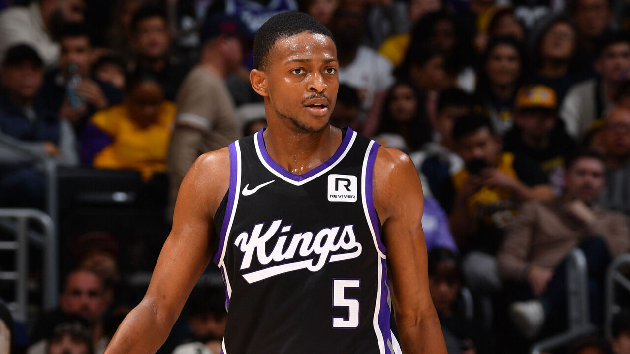 INGLEWOOD, CA - DECEMBER 28: De'Aaron Fox #5 of the Sacramento Kings looks on during the game against the Los Angeles Lakers on December 28, 2024 at Intuit Dome in Los Angeles, California. NOTE TO USER: User expressly acknowledges and agrees that, by downloading and/or using this Photograph, user is consenting to the terms and conditions of the Getty Images License Agreement. Mandatory Copyright Notice: Copyright 2024 NBAE
