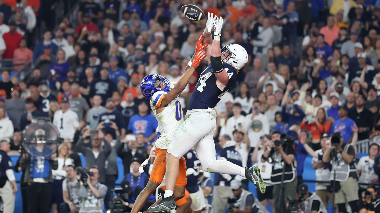 GLENDALE, ARIZONA - DECEMBER 31: Tyler Warren #44 of the Penn State Nittany Lions catches a pass for a touchdown over Ty Benefield #0 of the Boise State Broncos during the third quarter in the 2024 Vrbo Fiesta Bowl at State Farm Stadium on December 31, 2024 in Glendale, Arizona.