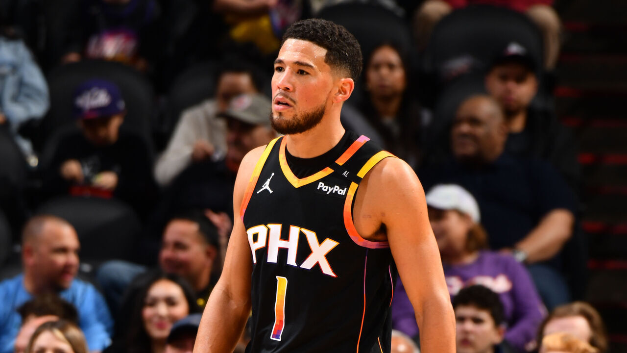 PHOENIX, AZ - DECEMBER 31: Devin Booker #1 of the Phoenix Suns during the game against the Memphis Grizzlies on December 31, 2024 at Footprint Center in Phoenix, Arizona. Mandatory Copyright Notice: Copyright 2024 NBAE