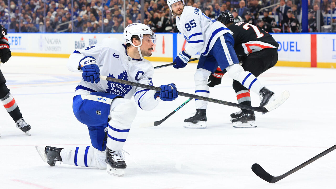 BUFFALO, NEW YORK - DECEMBER 20: Auston Matthews #34 of the Toronto Maple Leafs shoots against the Buffalo Sabres during the second period on December 20, 2024 at KeyBank Center in Buffalo, New York.