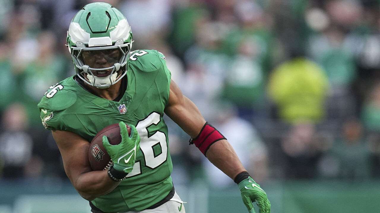 PHILADELPHIA, PENNSYLVANIA - DECEMBER 29: Saquon Barkley #26 of the Philadelphia Eagles runs the ball against the Dallas Cowboys at Lincoln Financial Field on December 29, 2024 in Philadelphia, Pennsylvania.