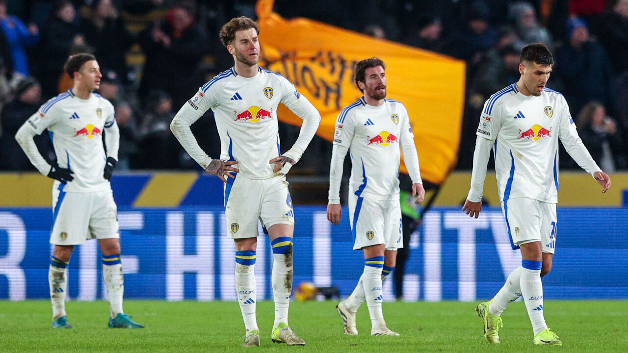 HULL, ENGLAND - JANUARY 4: Leeds United players react to conceding a third goal during the Sky Bet Championship match between Hull City AFC and Leeds United FC at MKM Stadium on January 4, 2025 in Hull, England.
