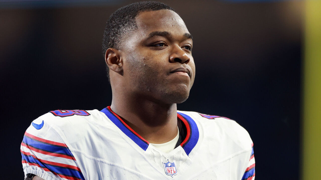 DETROIT,MICHIGAN-DECEMBER 15: Wide receiver Amari Cooper (18) of the Buffalo Bills walks off of the field at halftime of a game between the Detroit Lions and the Buffalo Bills in Detroit, Michigan USA, on Sunday, December 15, 2024.