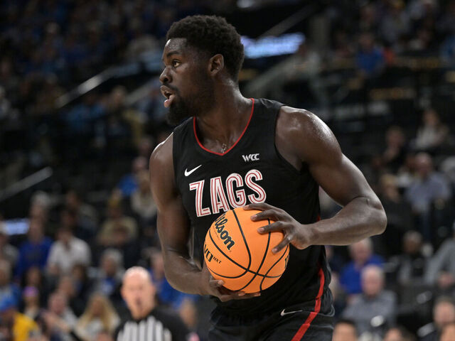 INGLEWOOD, CALIFORNIA - DECEMBER 28: Graham Ike #13 of the Gonzaga Bulldogs handles the ball against the UCLA Bruins at Intuit Dome on December 28, 2024 in Inglewood, California.