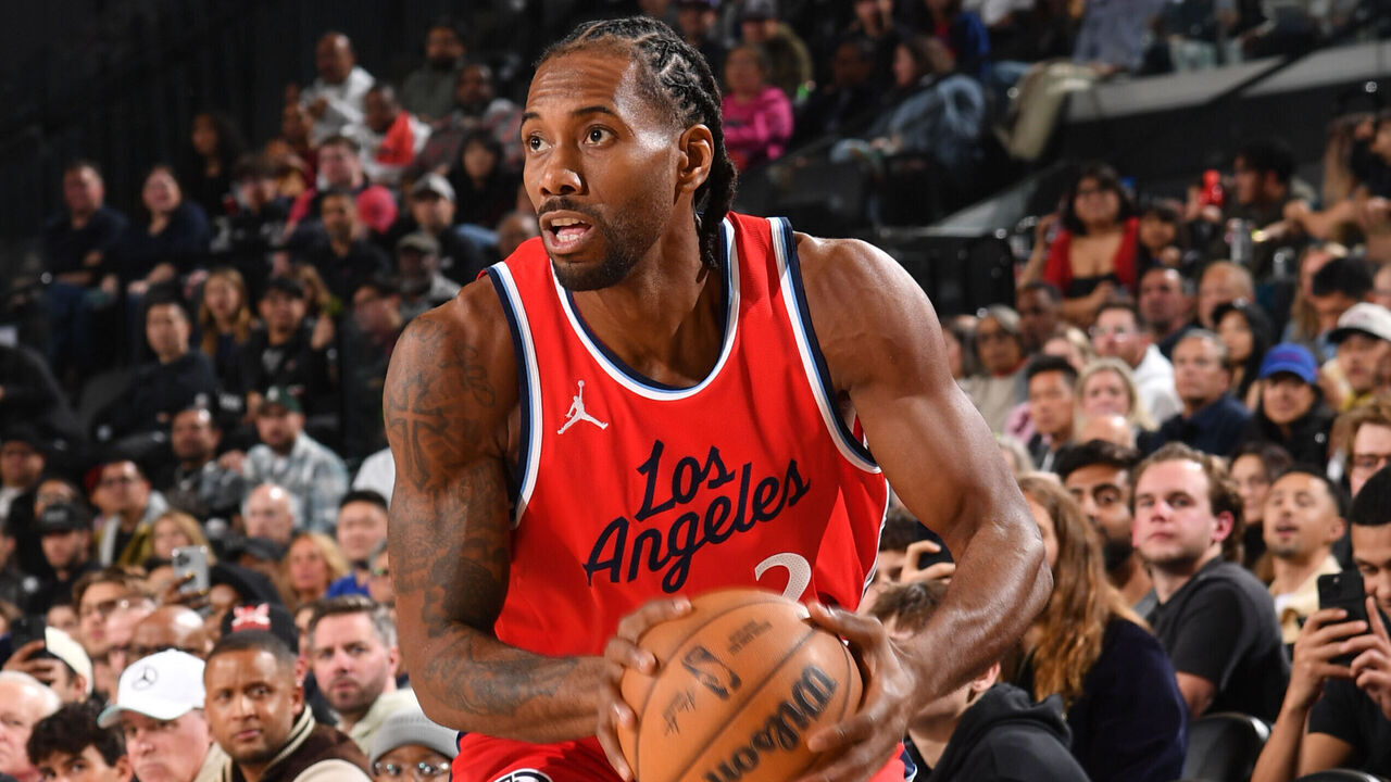 INGLEWOOD, CA - JANUARY 4: Kawhi Leonard #2 of the LA Clippers shoots the ball during the game against the Atlanta Hawks on January 4, 2025 at Intuit Dome in Los Angeles, California. NOTE TO USER: User expressly acknowledges and agrees that, by downloading and/or using this Photograph, user is consenting to the terms and conditions of the Getty Images License Agreement. Mandatory Copyright Notice: Copyright 2025 NBAE