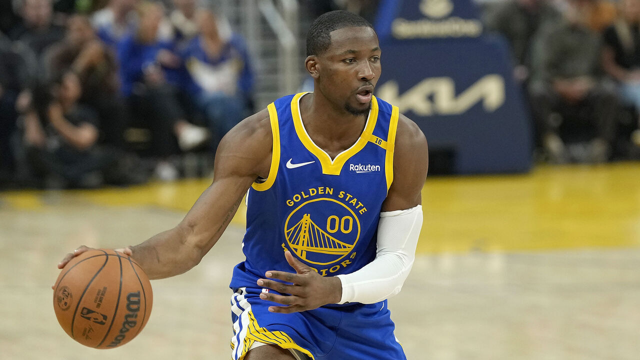 SAN FRANCISCO, CALIFORNIA - JANUARY 04: Jonathan Kuminga #00 of the Golden State Warriors dribbles the ball against the Memphis Grizzlies during the first half at Chase Center on January 04, 2025 in San Francisco, California.