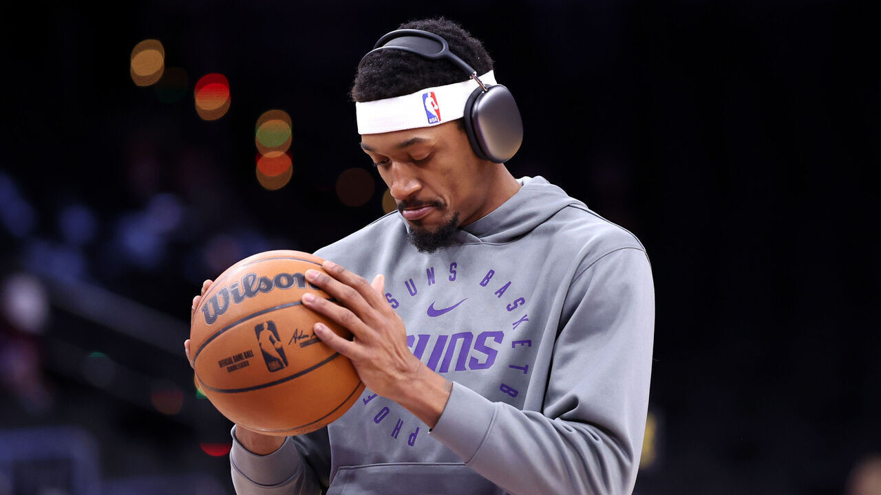 PHOENIX, ARIZONA - DECEMBER 27: Bradley Beal #3 of the Phoenix Suns prepares for the game against the Dallas Mavericks at Footprint Center on December 27, 2024 in Phoenix, Arizona. The Mavericks defeated the Suns 98-89.