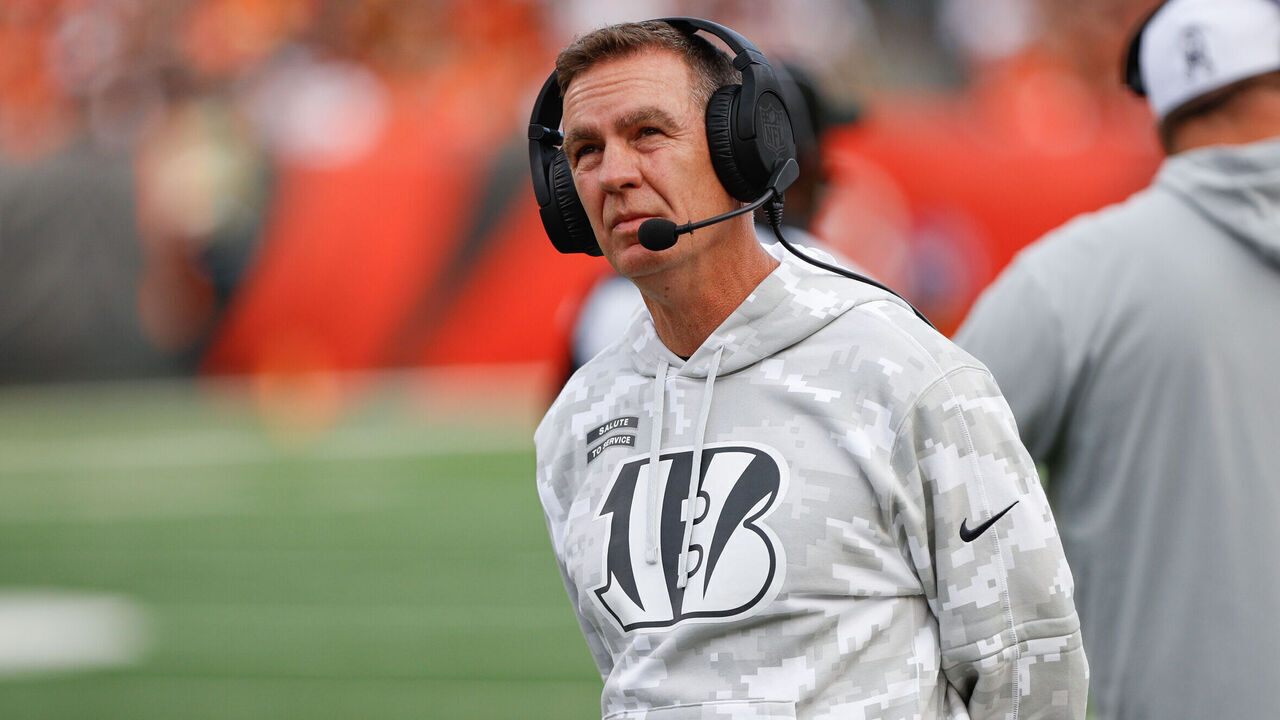 CINCINNATI, OH - NOVEMBER 03: Cincinnati Bengals defensive coordinator Lou Anarumo looks at the scoreboard during the game against the Las Vegas Raiders and the Cincinnati Bengals on November 3, 2024, at Paycor Stadium in Cincinnati, OH.
